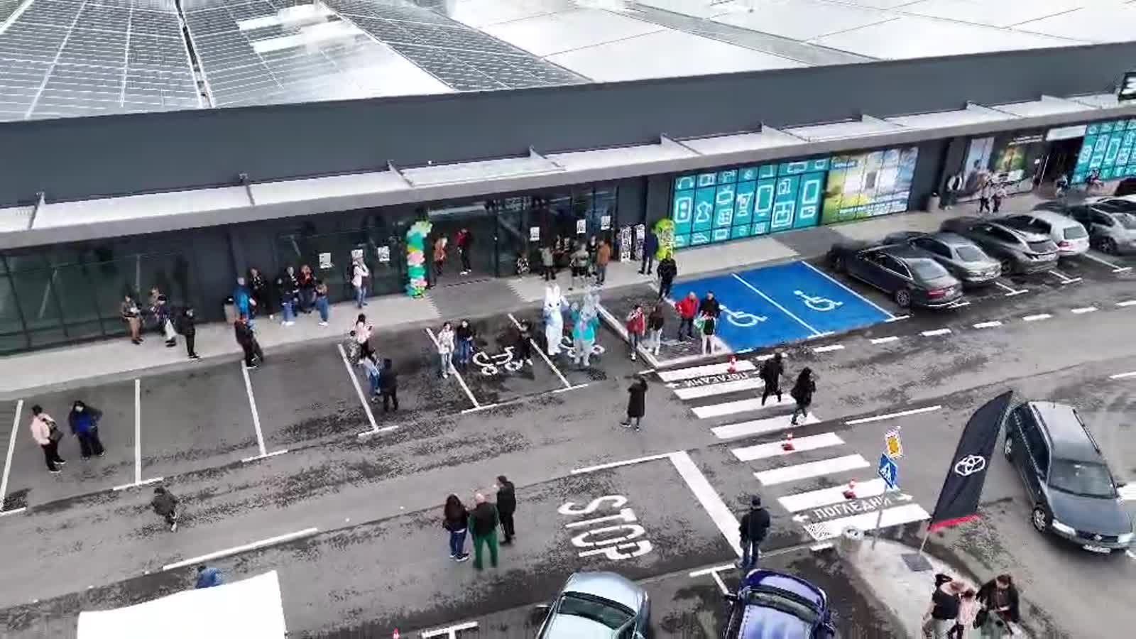 Паркоместа непосредствено пред магазините в парка